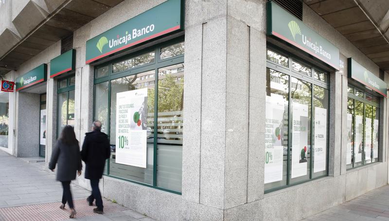 Unos 220 empleados de Unicaja Banco acogidos al ERE saldrán voluntariamente de la entidad en junio