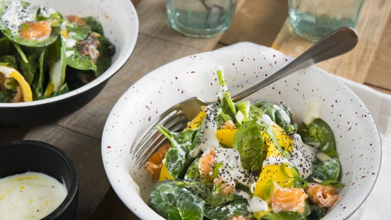 Ensalada de espinacas y salmón, un alimento ideal para compartir