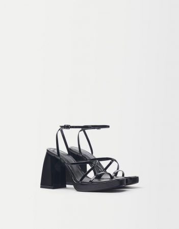 Bershka: las sandalias de tacón 'todoterreno' que no te vas a quitar 1 Merca2.es bershka 1 Merca2.es