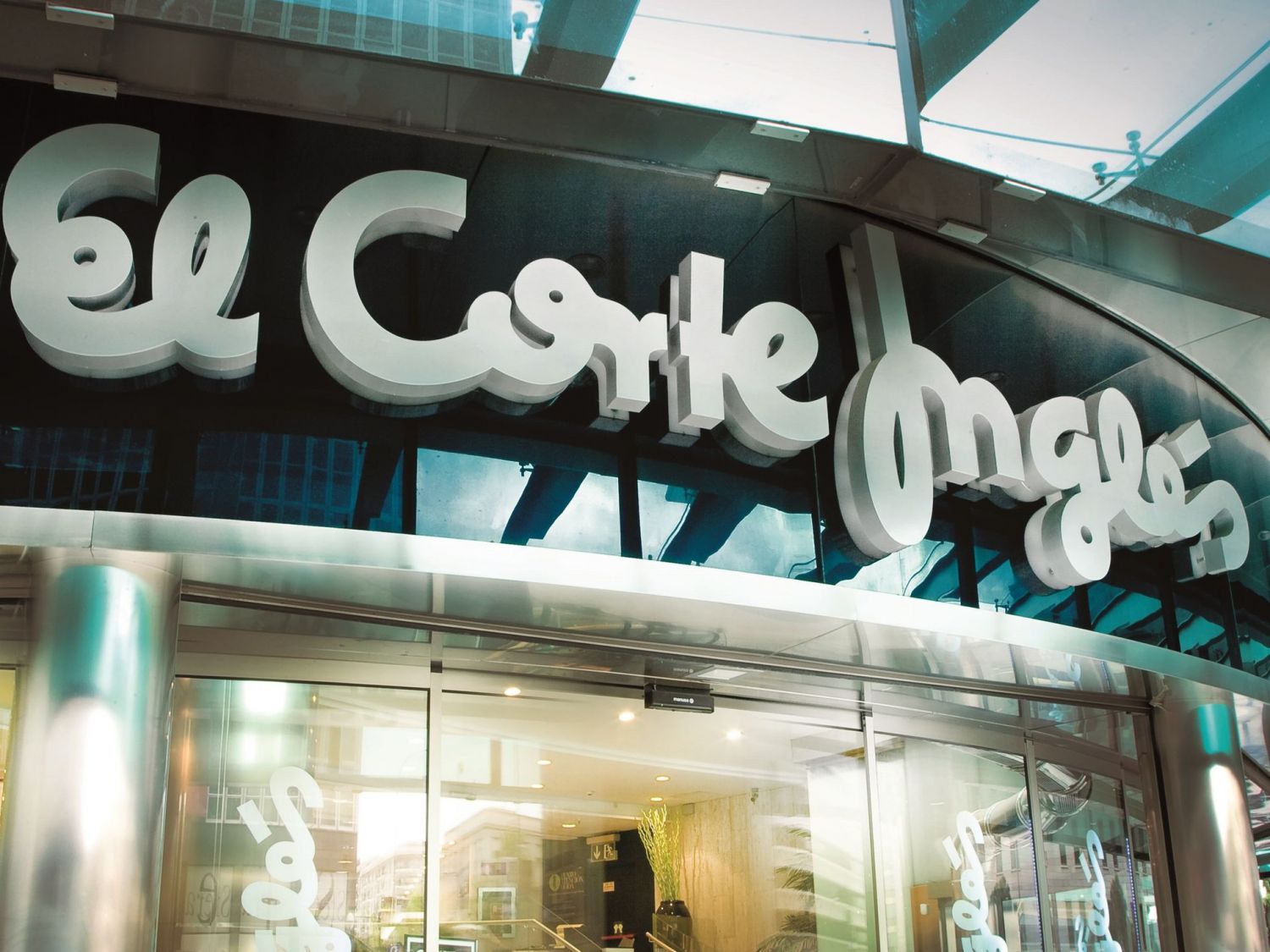 En dos colores y por 9,99 euros: la camiseta bordados de El Corte Inglés