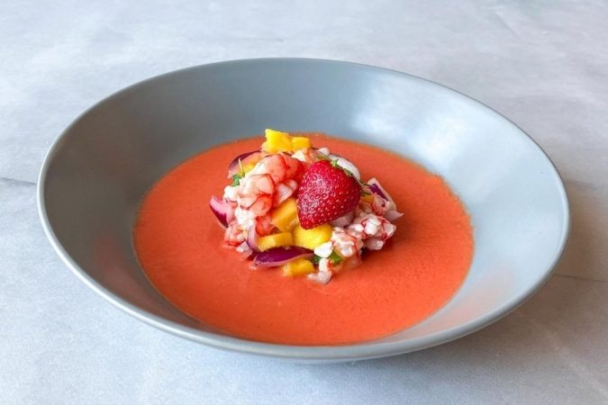 gazpacho de fresas con tartar de gambas Merca2.es