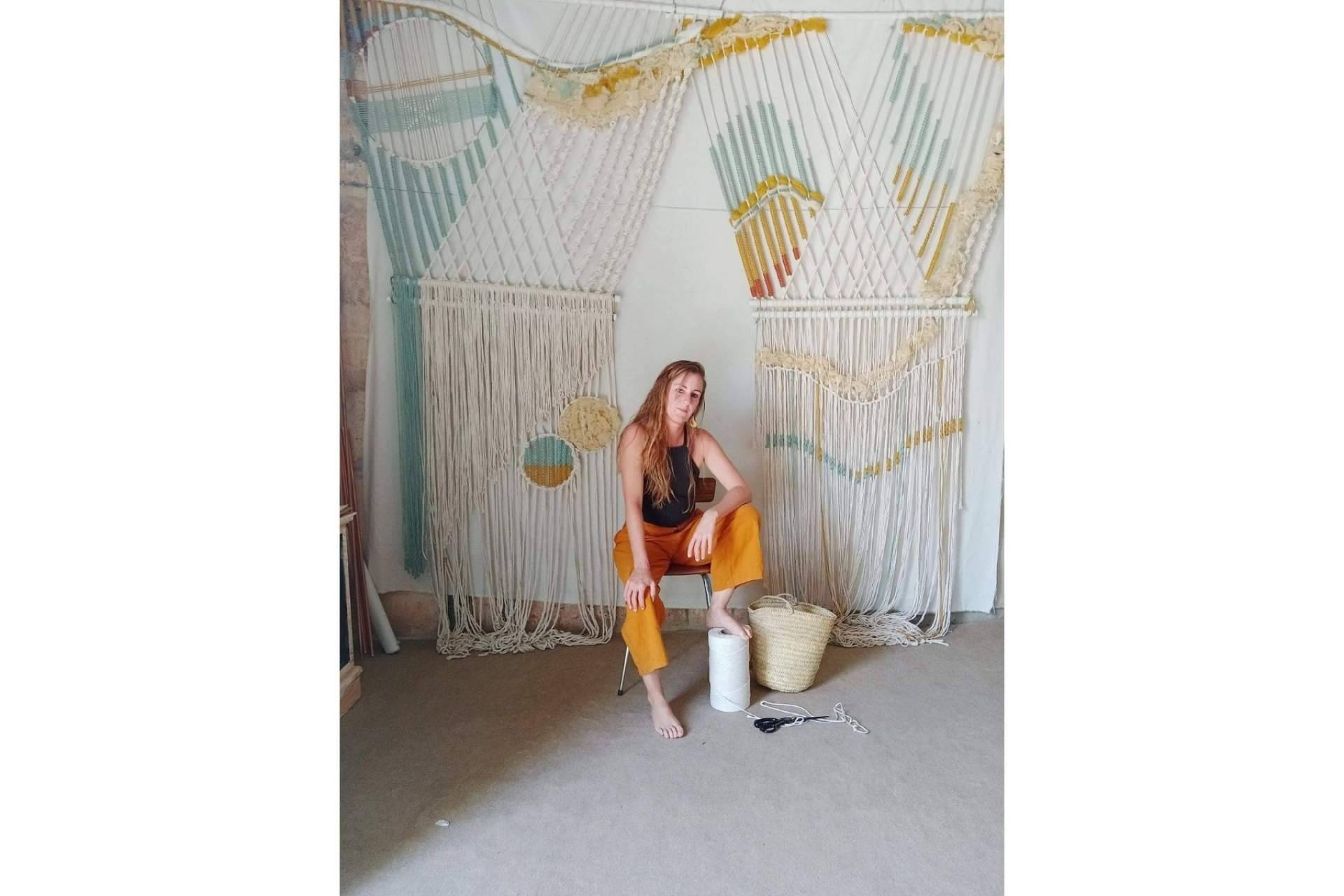 ‘El arte textil contemporáneo es pintar con hilo y esculpir volúmenes con todo tipo de materiales textiles’
