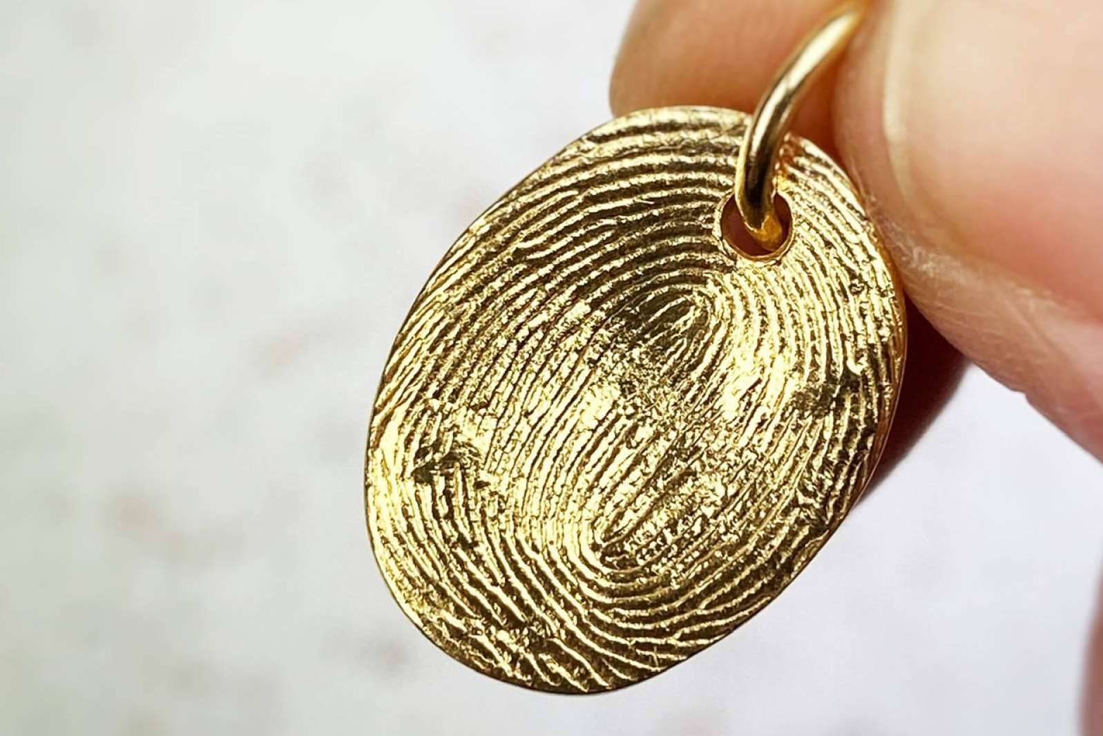 Dejando Huella By Ana ofrece joyas personalizadas con la huella de una persona querida