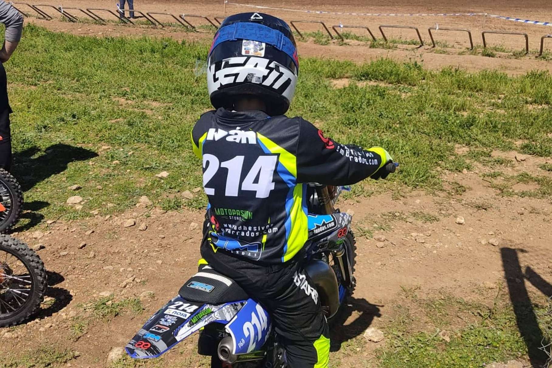 Ropa de motocross personalizada, de la mano de ADHESIVOSEMBARRADOS