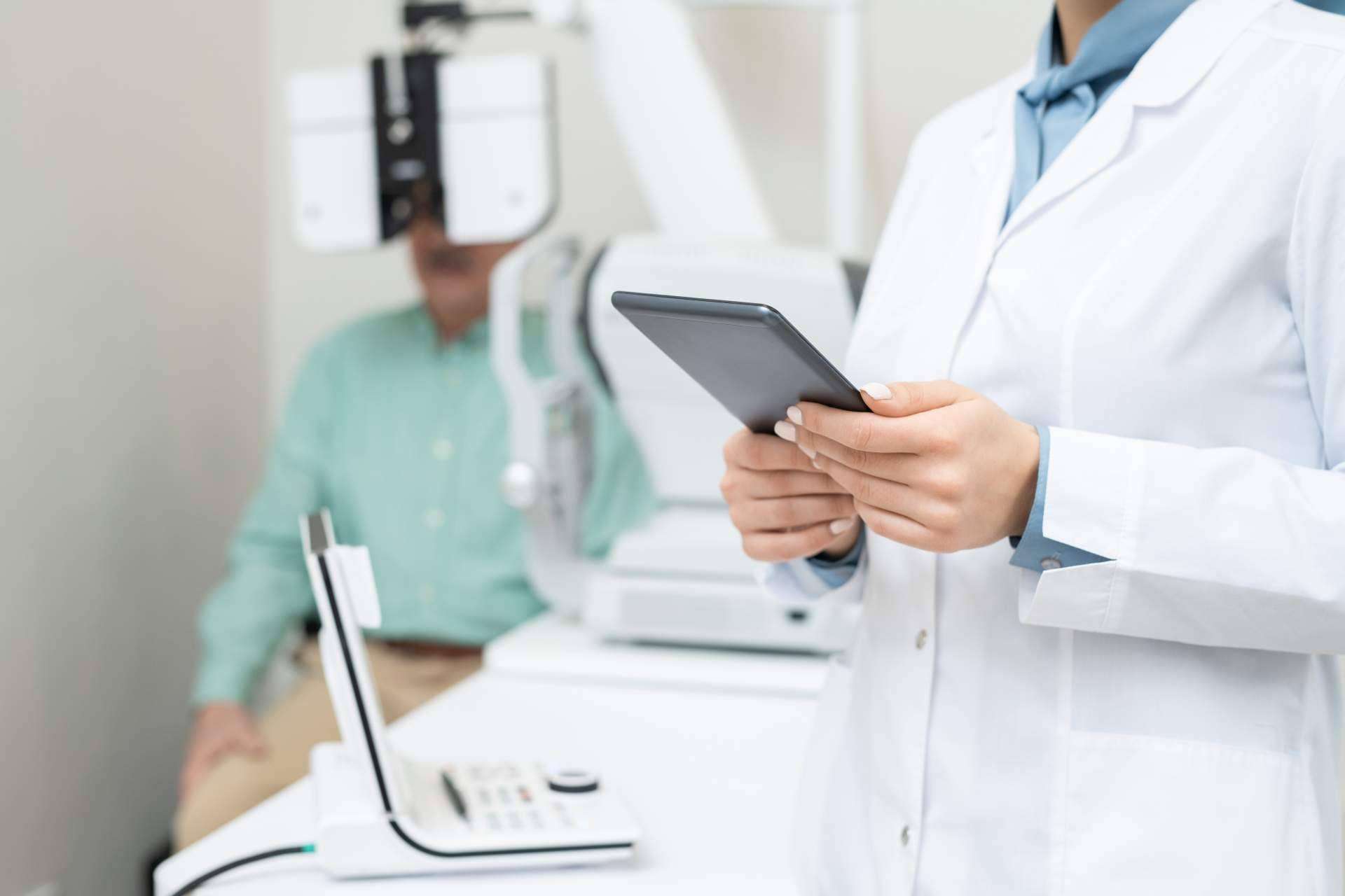 Instituto Quirónsalud Oftalmológico Dexeus realiza la cirugía láser para acabar con la miopía