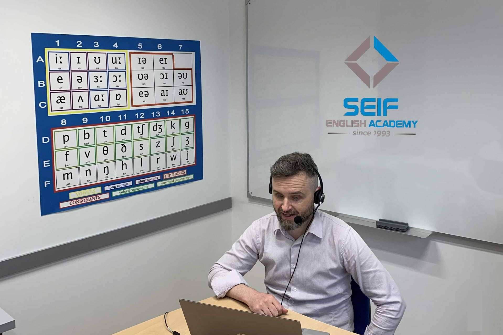 La academia Seif English Online ofrece clases online por videoconferencia en directo
