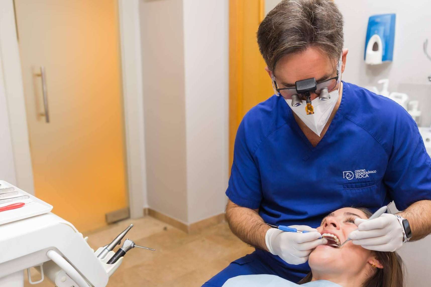 Dental Roca realiza el procedimiento de implantes dentales