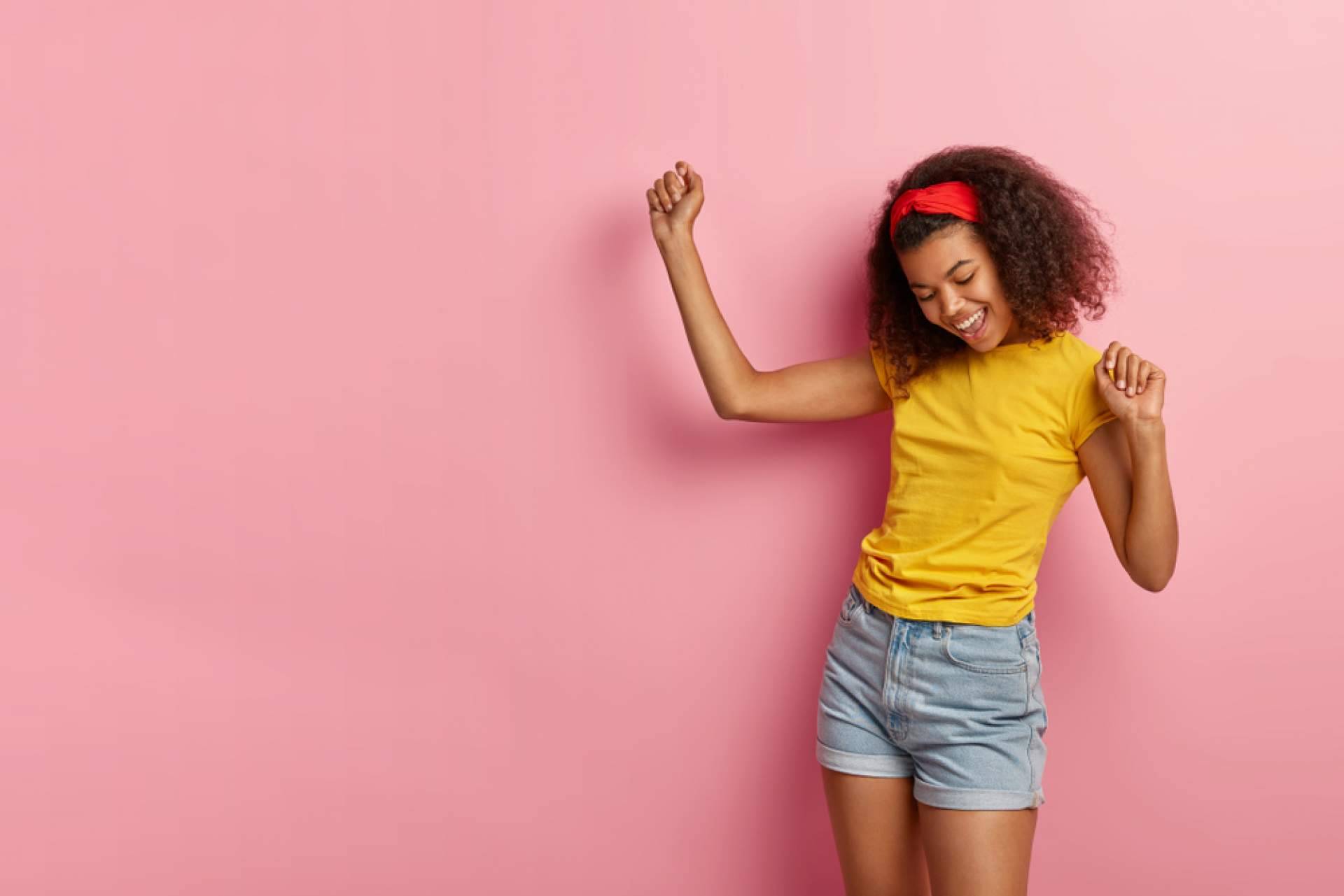 ¿De qué forma ejercitar el cuerpo con diferentes estilos de baile para estar en forma desde casa?