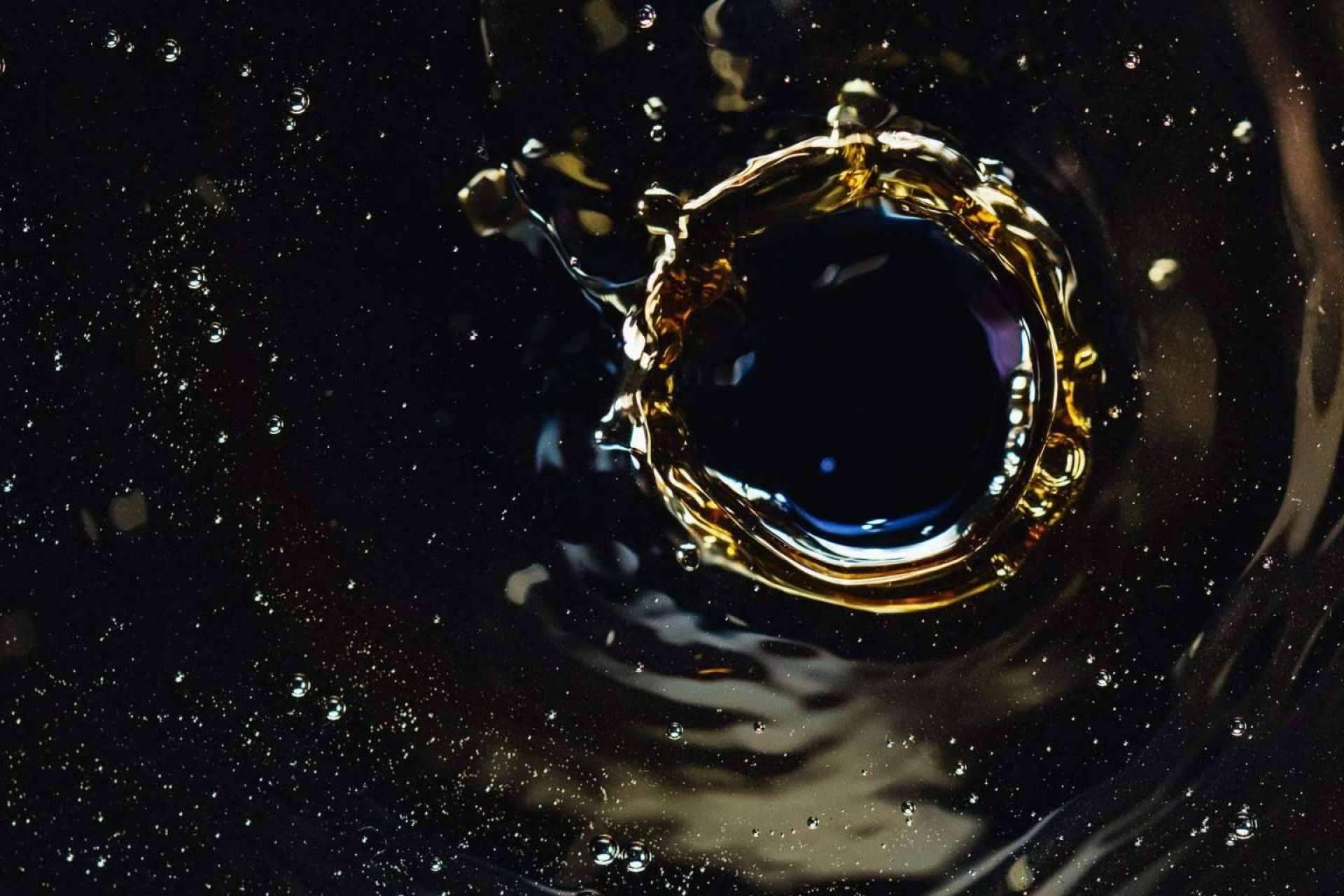 ¿De qué manera controlar un derrame de aceite en una zona de agua?