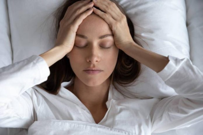 El hábito que causa migraña: estrés y falta de sueño
