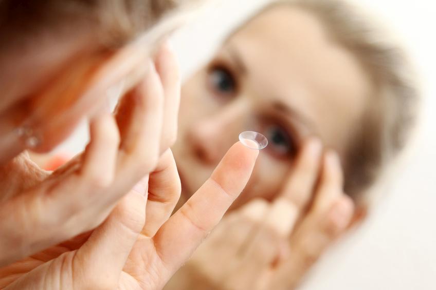 Los riesgos para tu salud de llevar lentillas en verano