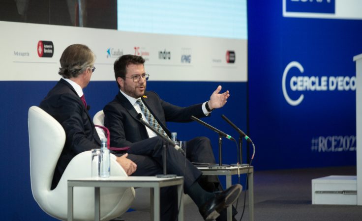 Pere Aragonès, presidente de la Generalitat, junto a Xavier Faus, presidente del Cercle