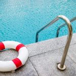 Los riesgos que tienen las piscinas públicas para tu salud