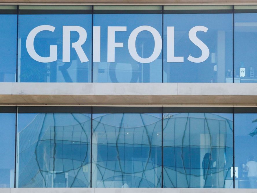 Grifols se desploma tras la renuncia de su presidente y da un respiro a AKO