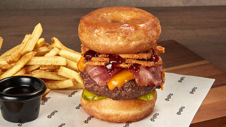 Donut Burger, la nueva moda que llega a Fridays de la mano de Donuts
