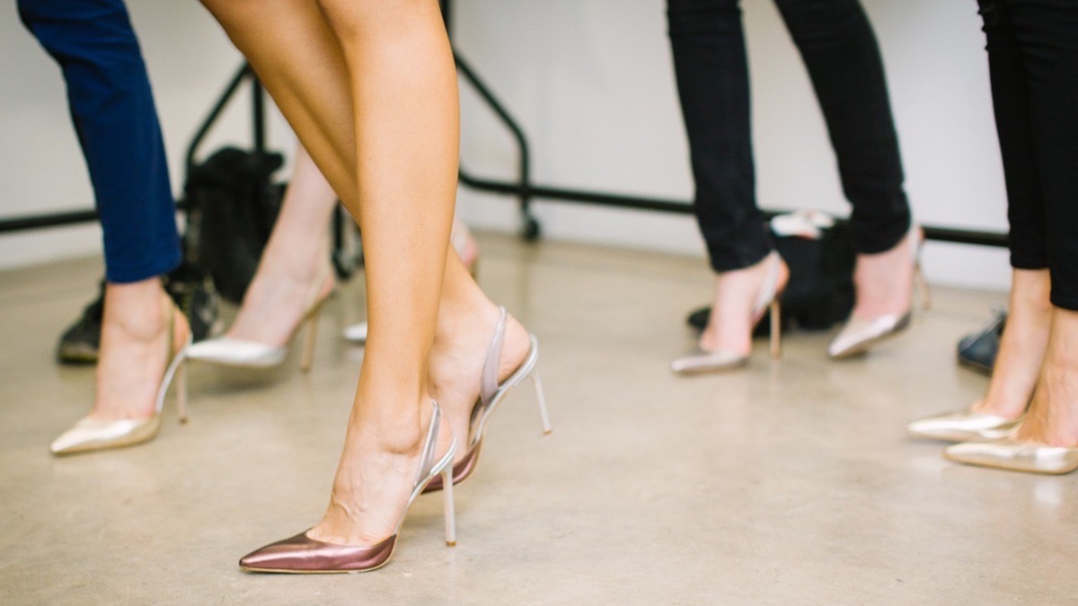 Cómo aliviar el dolor de pies que te causan los tacones