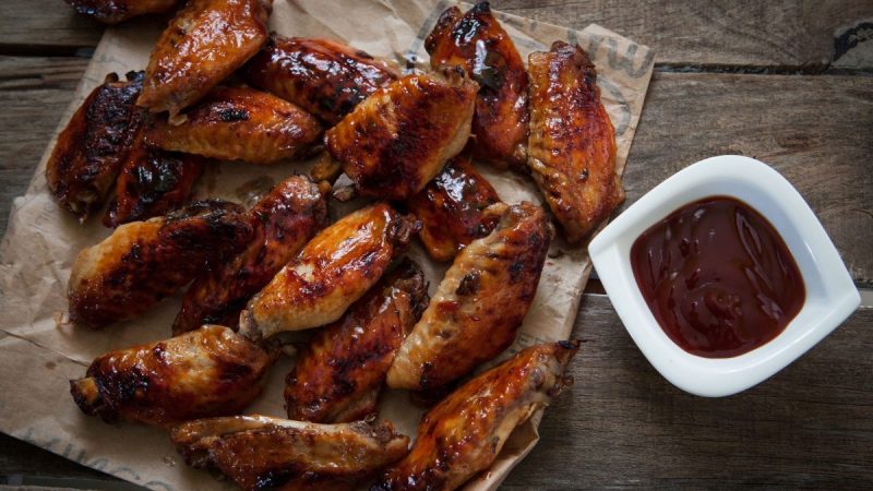 www.cocinayvino.com alitas de pollo crujientes para chuparse los dedos alitas de pollo e1603922829252 Merca2.es