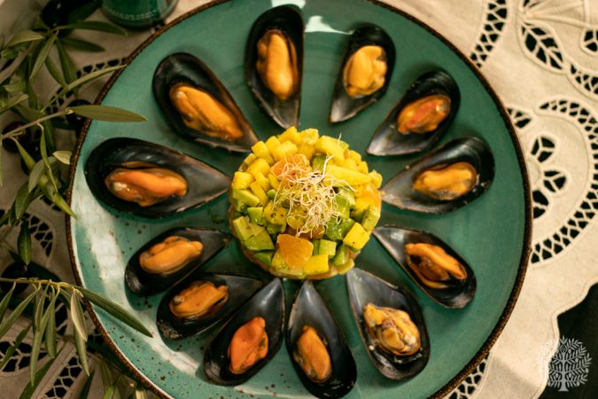 7 Mejillones con aguacate mandarina y picual 3 Merca2.es