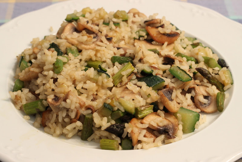 El arroz con espárragos y alcachofas que te hará odiar la paella