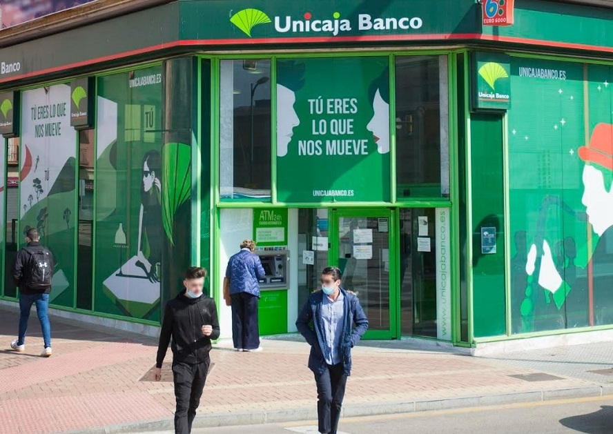 Unicaja siembra el caos al modificar el cierre de oficinas