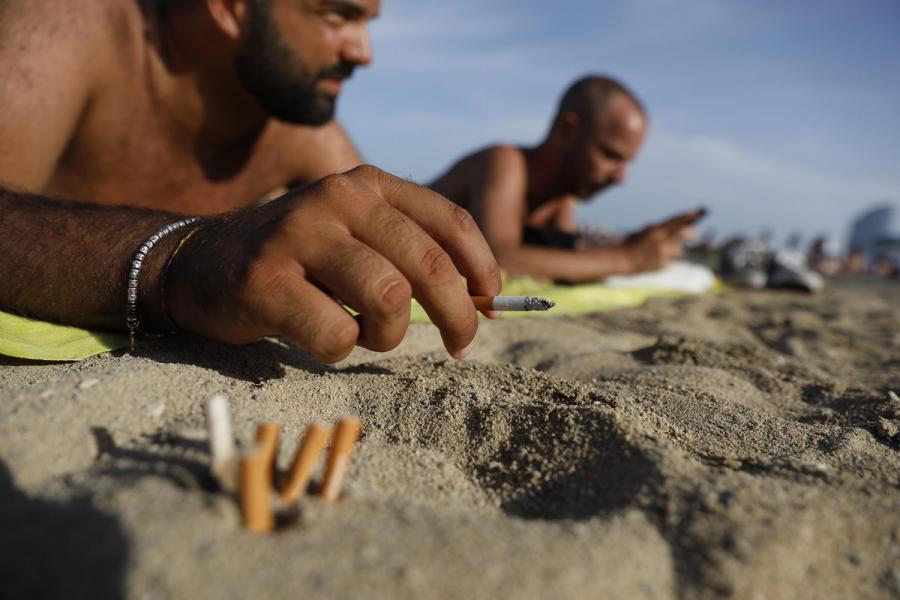 Esta es la multa que te puede caer por fumar este verano en la playa