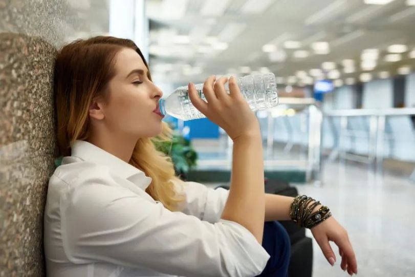 Aena no puede impedir que se cobre a precio de oro el agua a los afectados por Ryanair