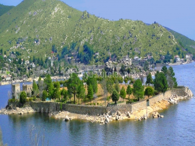 La isla al lado de Madrid donde puedes visitar un castillo o hacer vela