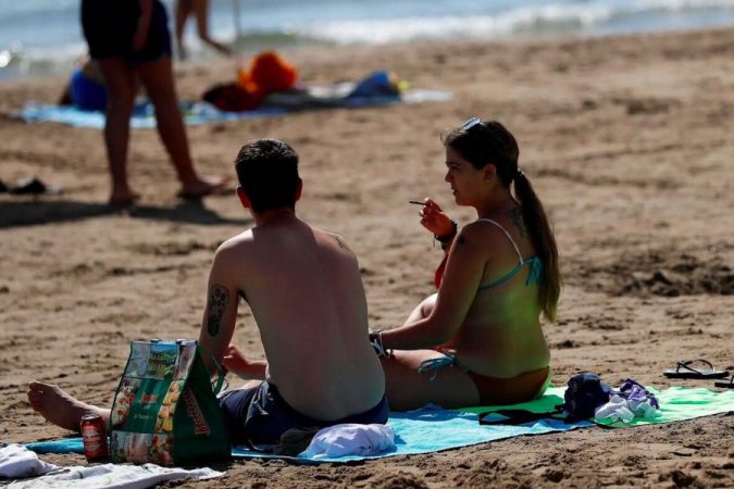 La multa que Barcelona pondrá por fumar en la playa