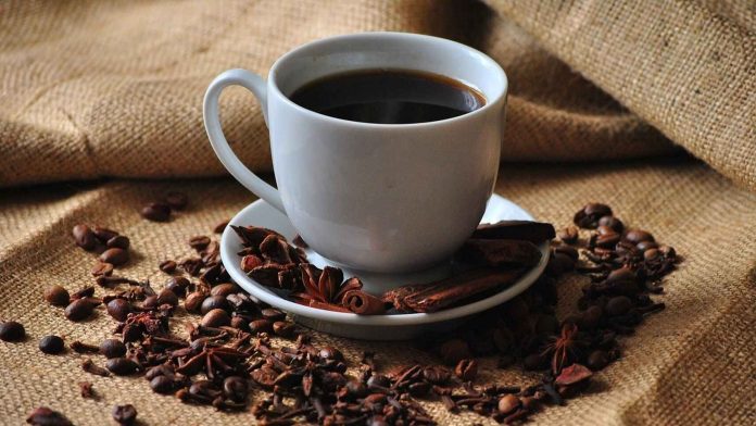 Las graves consecuencias que tiene para tu salud echarle azúcar al café