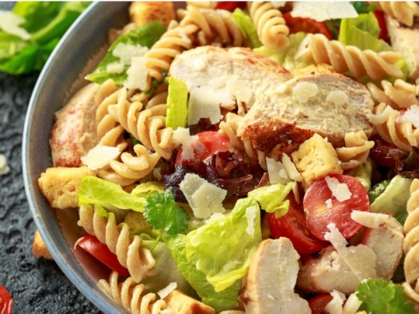 ensalada de pasta con pollo saludable Merca2.es