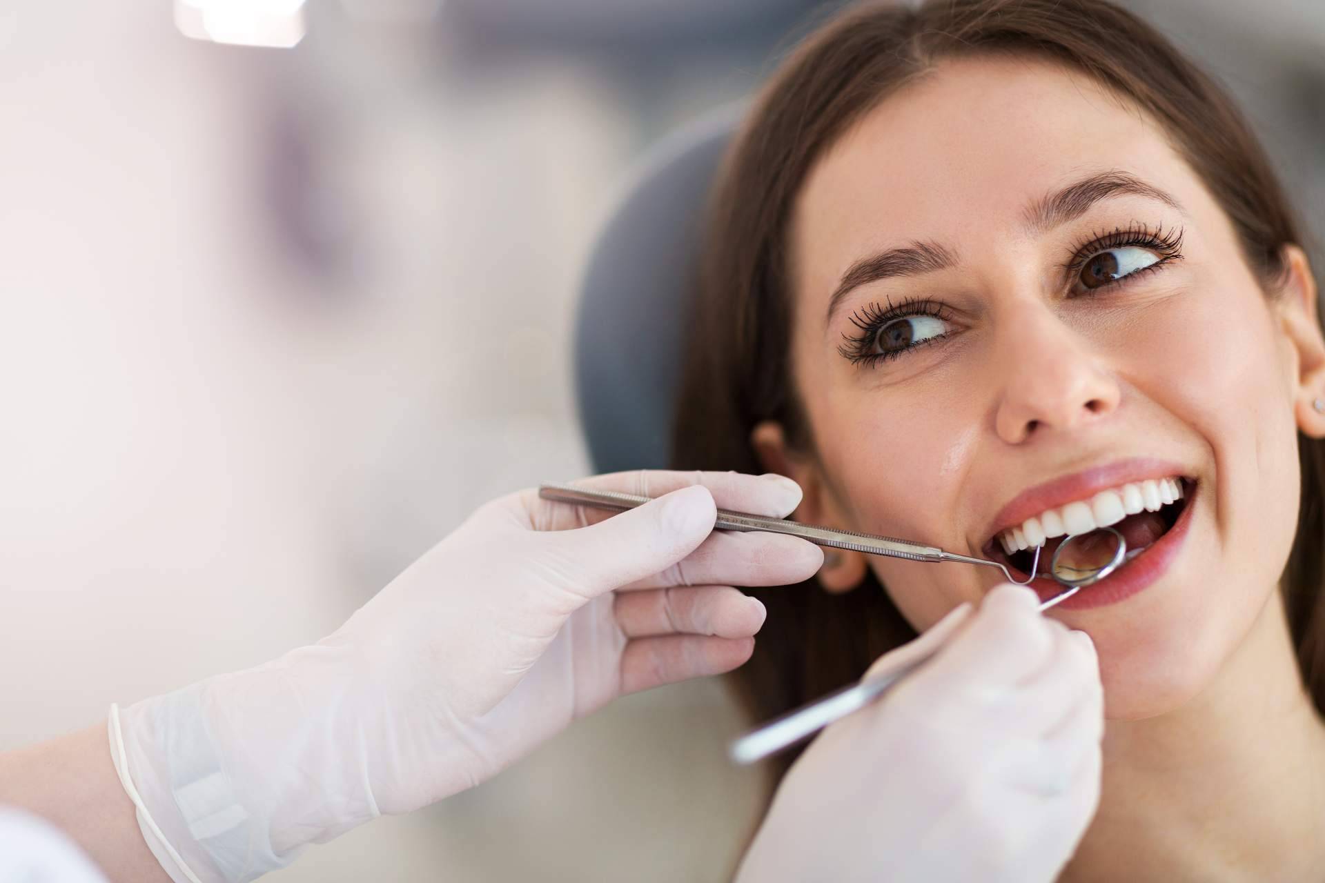 Clínica Dental Sonrisas ofrece ortodoncia Insignia, una técnica a medida para la dentadura de un paciente