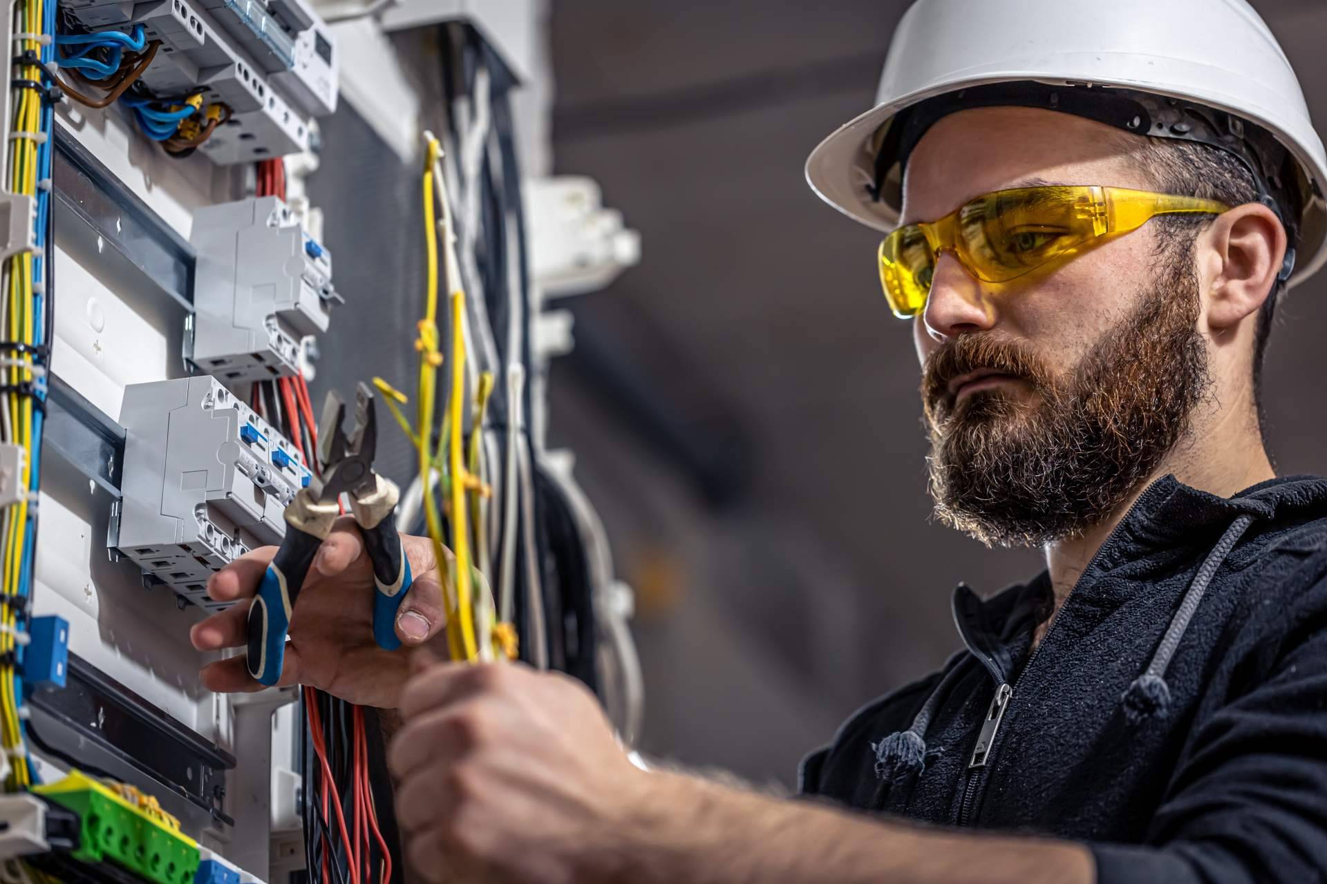 La empresa Savelec de electricistas Valencia que se encarga de llevar a cabo certificados eléctricos