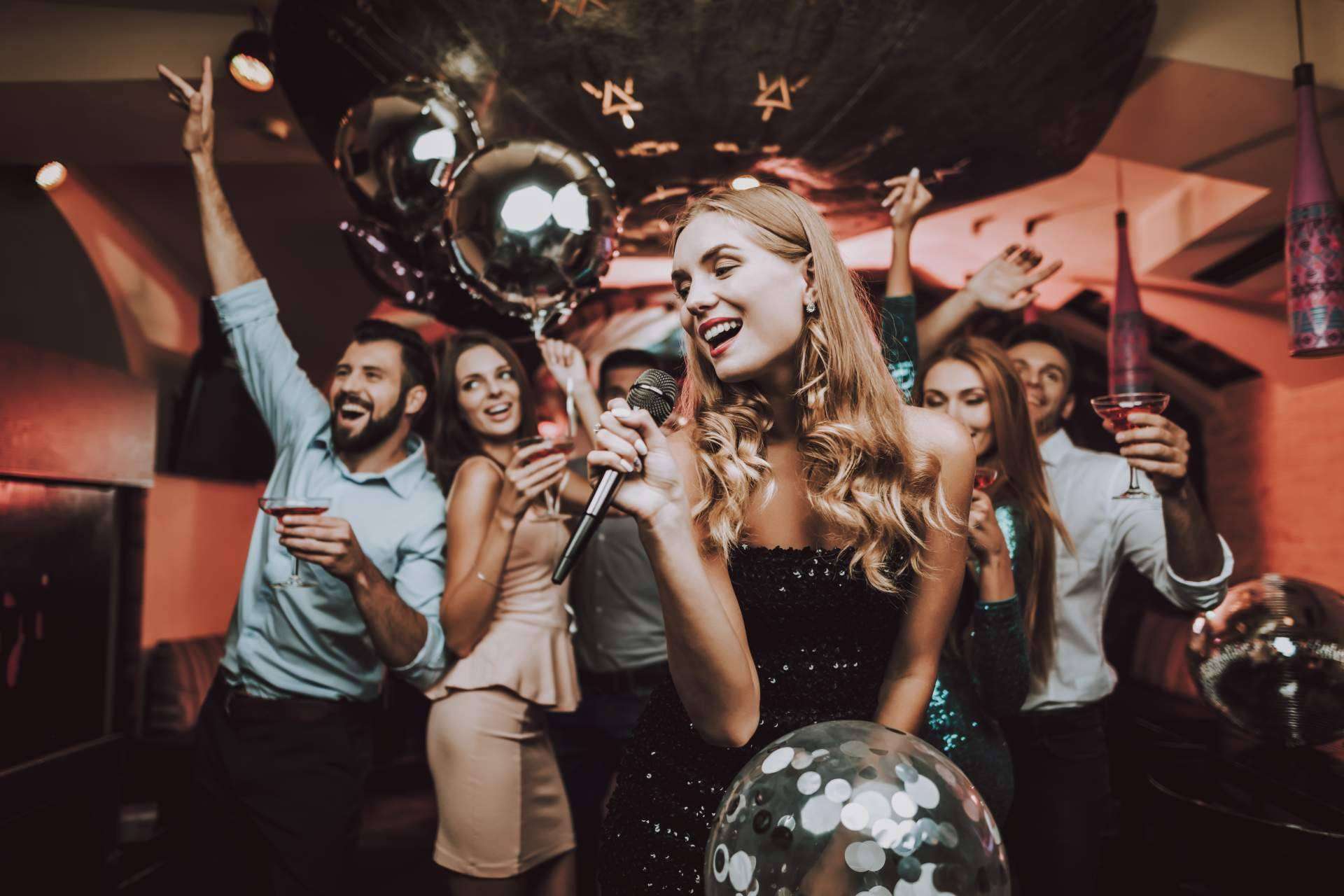 Más de 30 años de experiencia en el sector ocio nocturno con karaoke, una de las señas del equipo de Karaoke Katakana Madrid