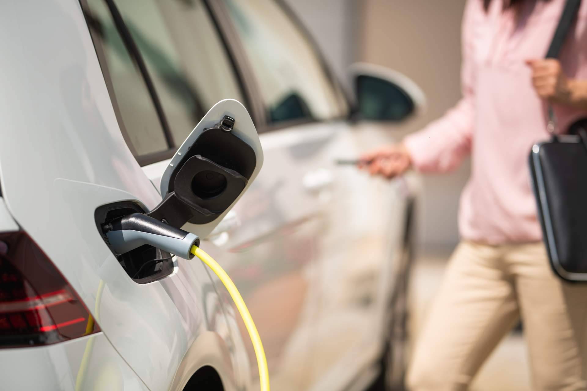 La marca Smart Wallboxes explica cómo cargar un coche eléctrico
