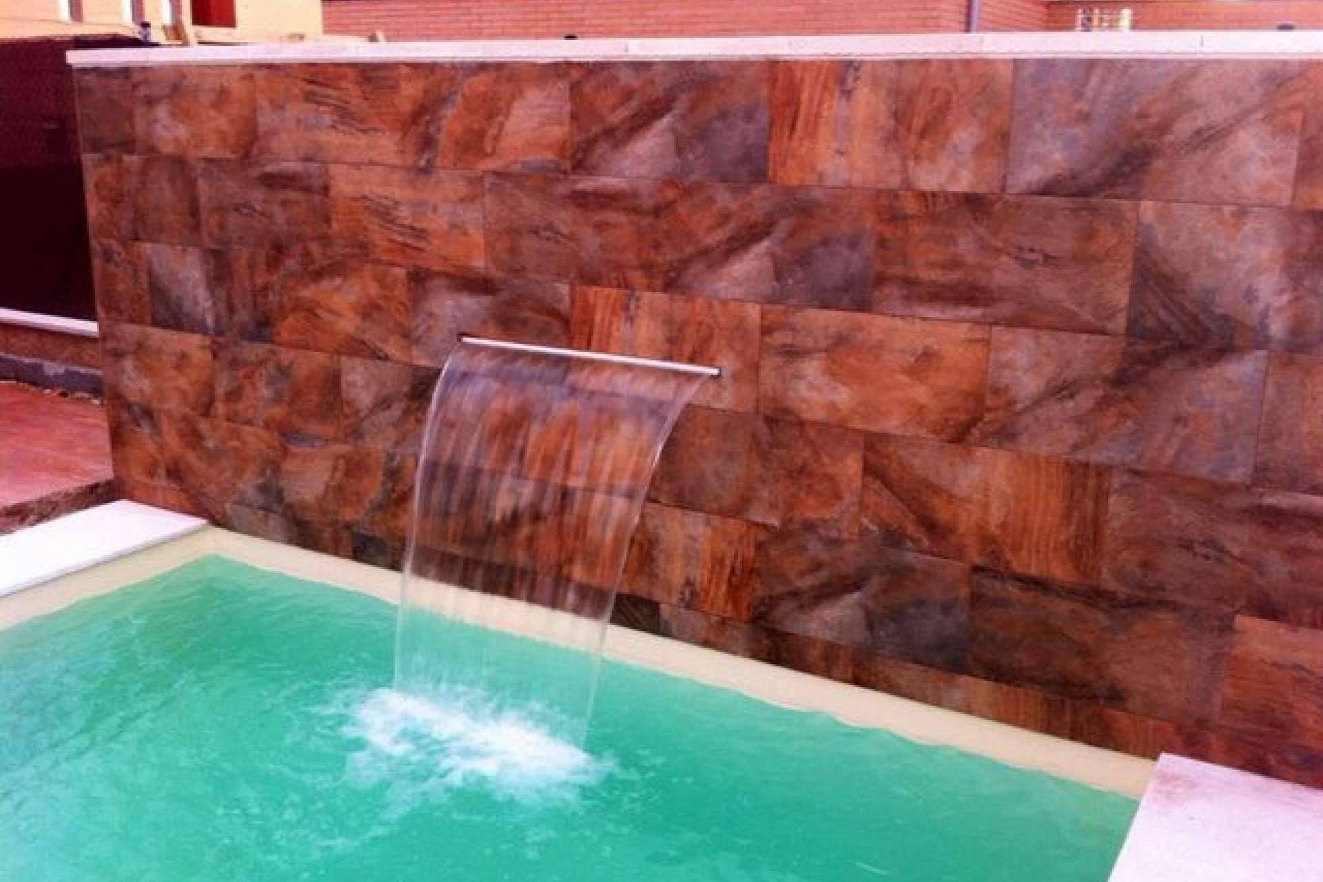 Elegancia y estilo en las piscinas con las cascadas acrílicas de la compañía Warmpool