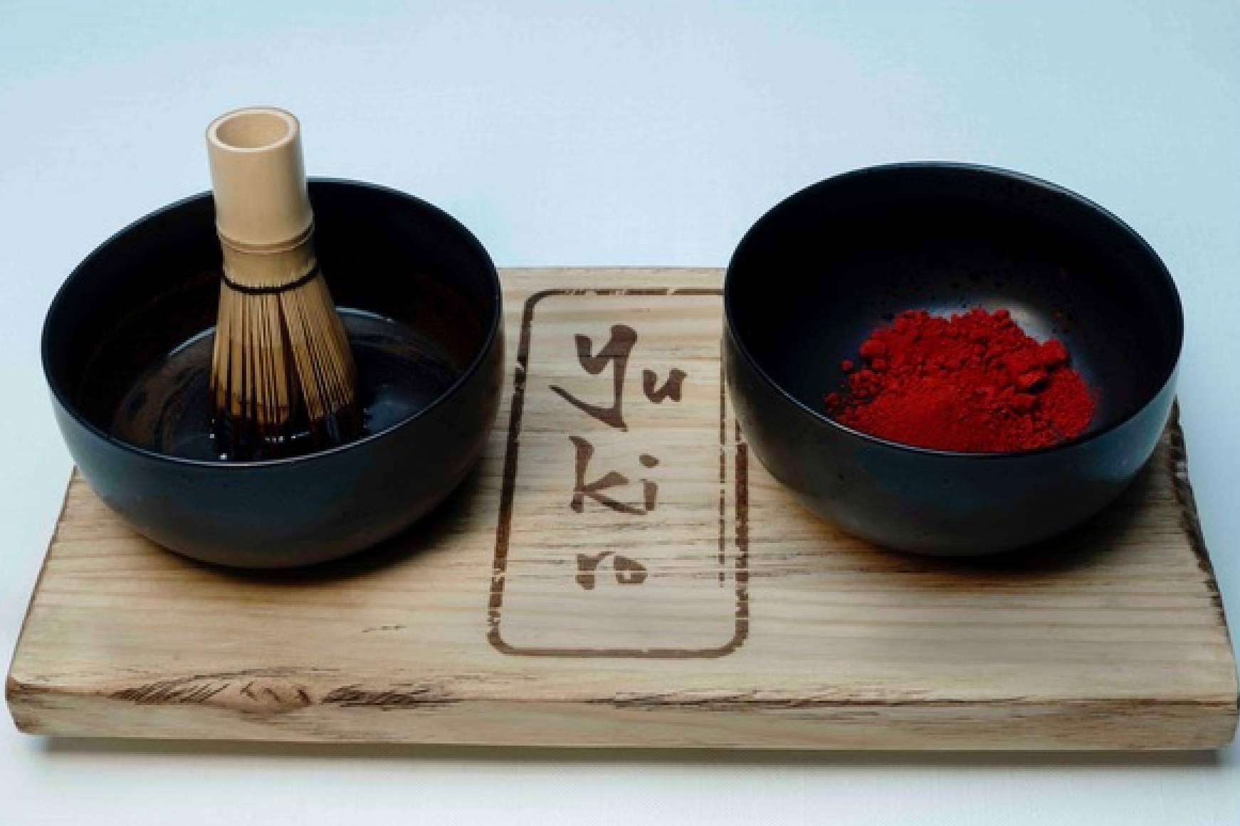 Los tintes con barros de la marca Yukiro® proporcionan una coloración saludable al cabello