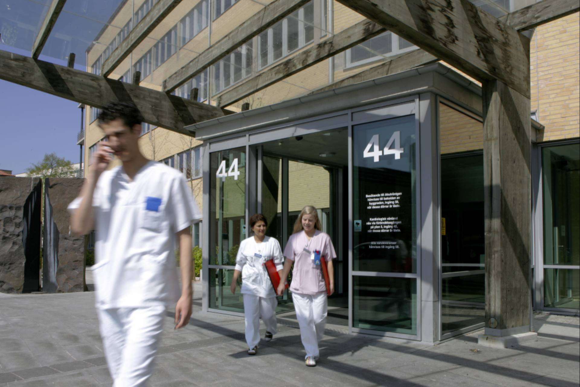 Sector sanitario, ASSA ABLOY dispone de puertas automáticas, peatonales e industriales