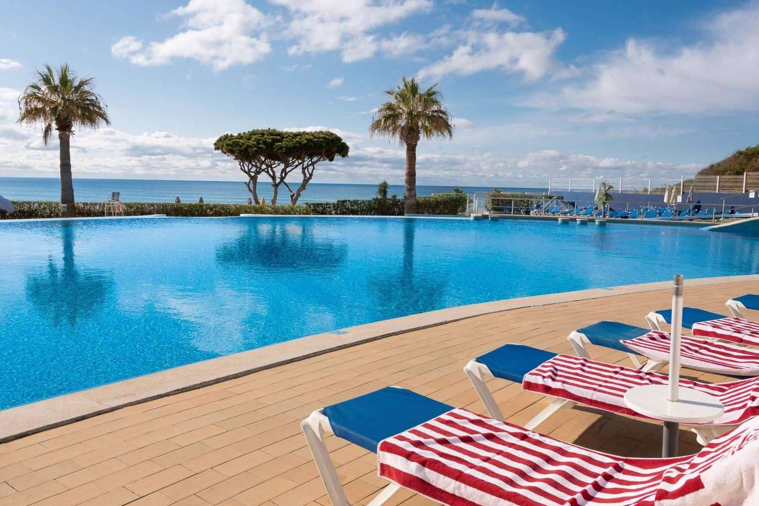 ¿Cómo encontrar alojamiento con piscina para disfrutar en familia y amigos? ISholidays.com