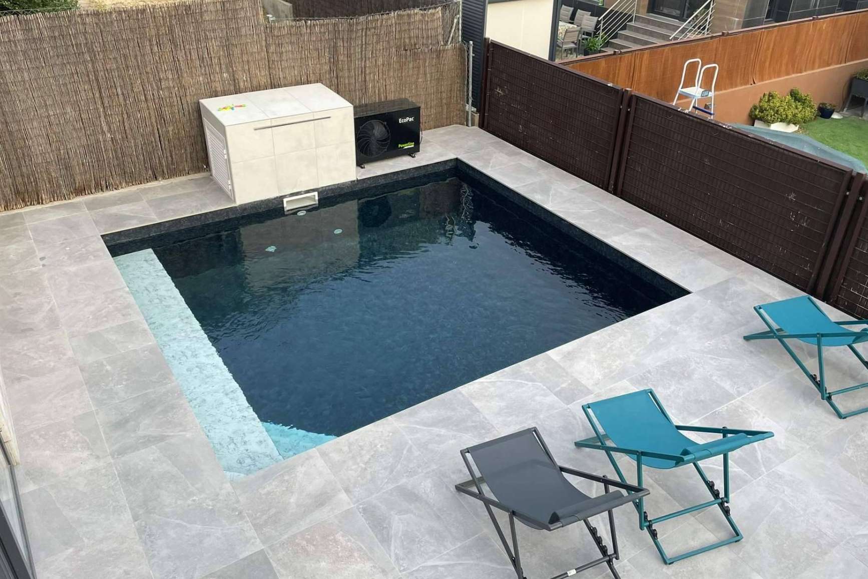 Las ventajas de las piscinas con cristal elevadas de Esencial Pool