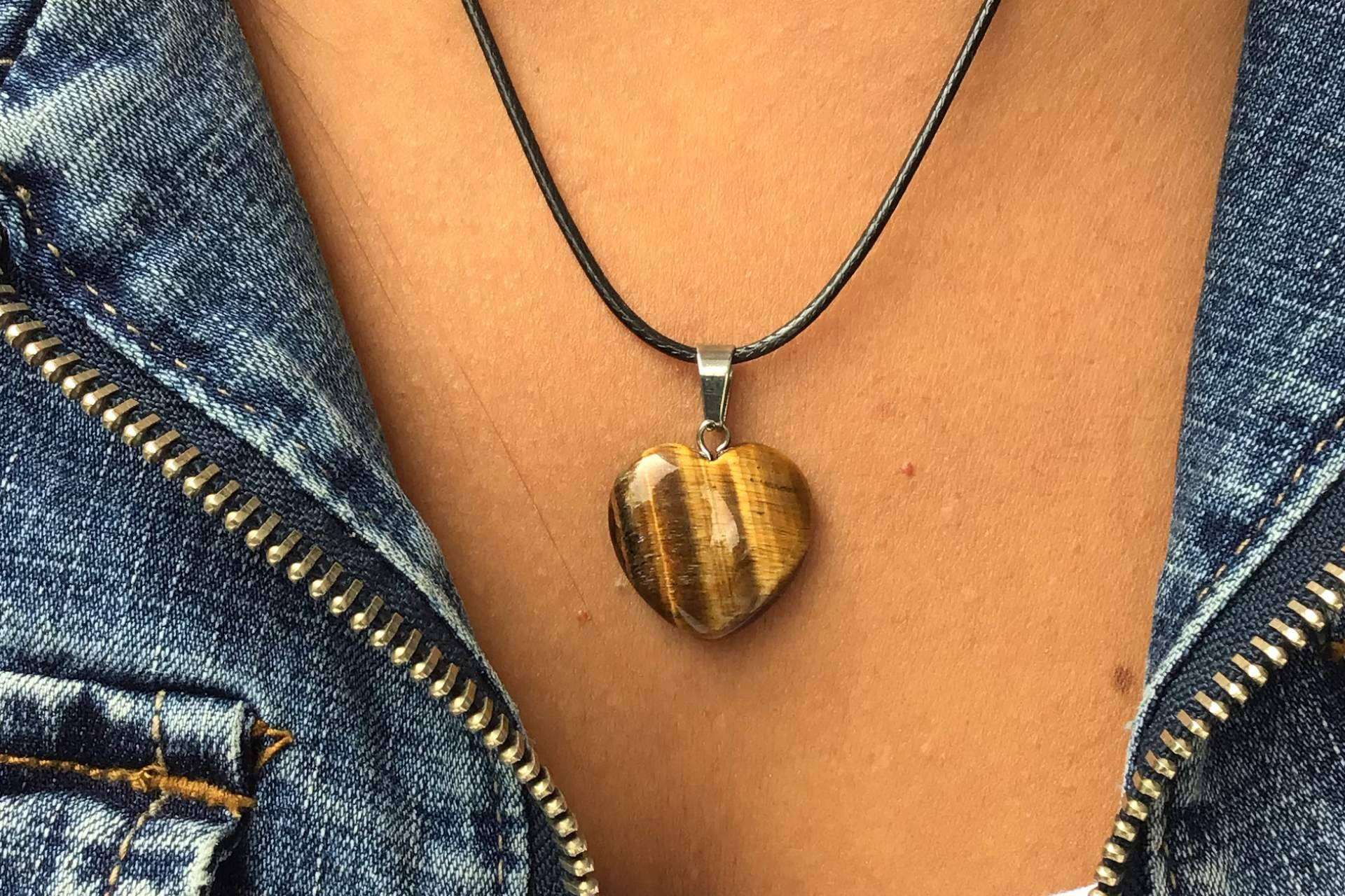 Colgantes de corazón con minerales especiales en Tierra de Gemas