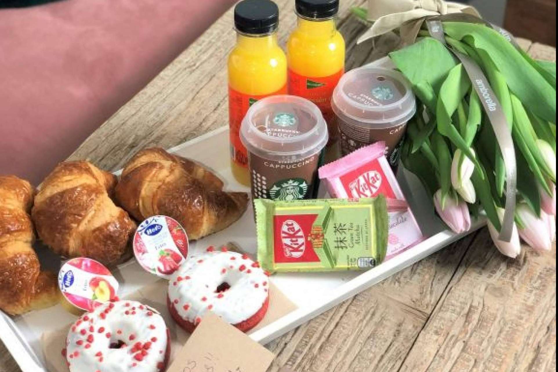 Flores con desayuno a domicilio para sorprender a los seres queridos