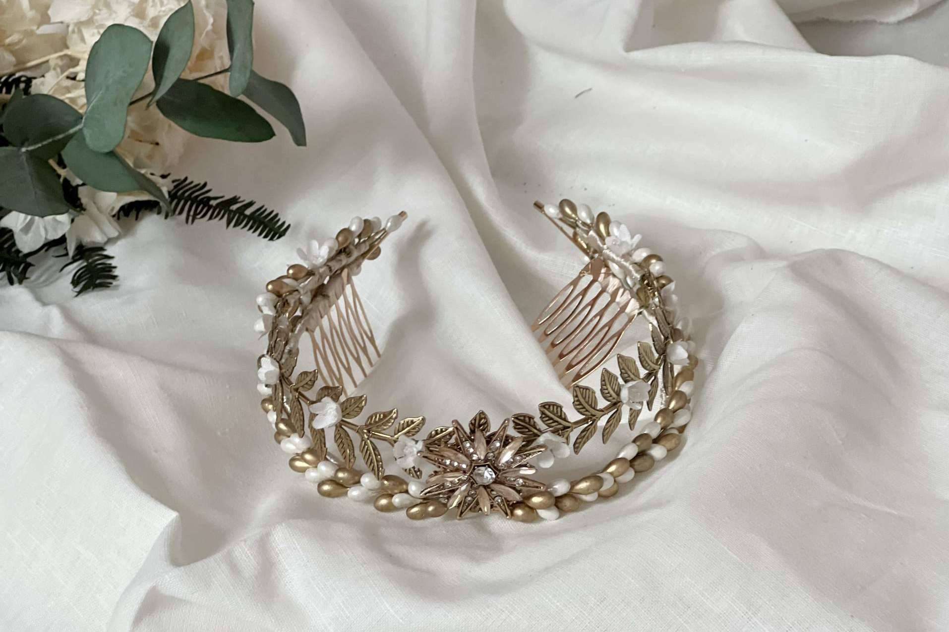 La diseñadora Carmen Fernández dispone de tiaras, coronas y tocados de novia