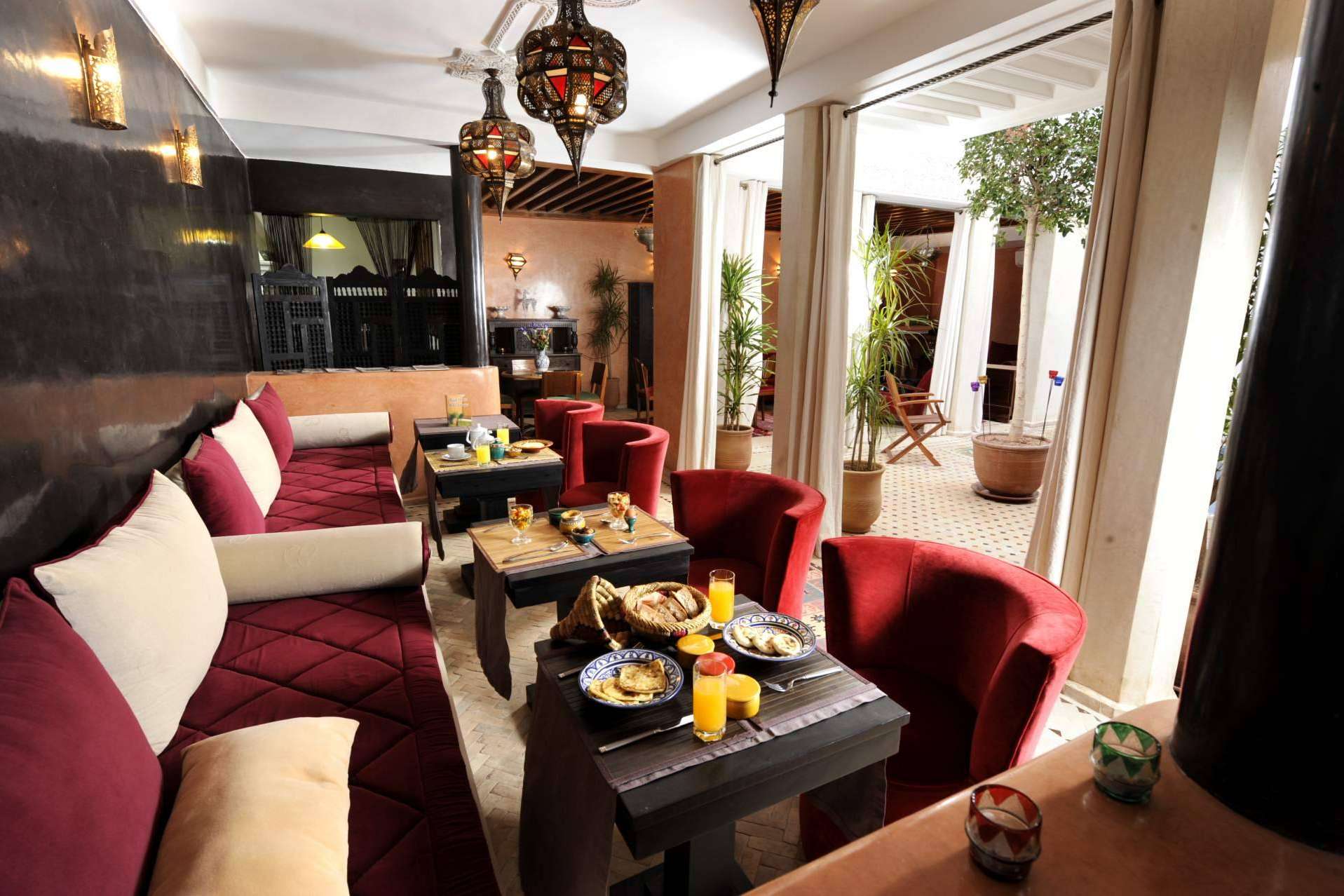 El Riad Belle Epoque, un espacio único en Marrakech, con personajes icónicos de la belle époque que dan vida a las habitaciones