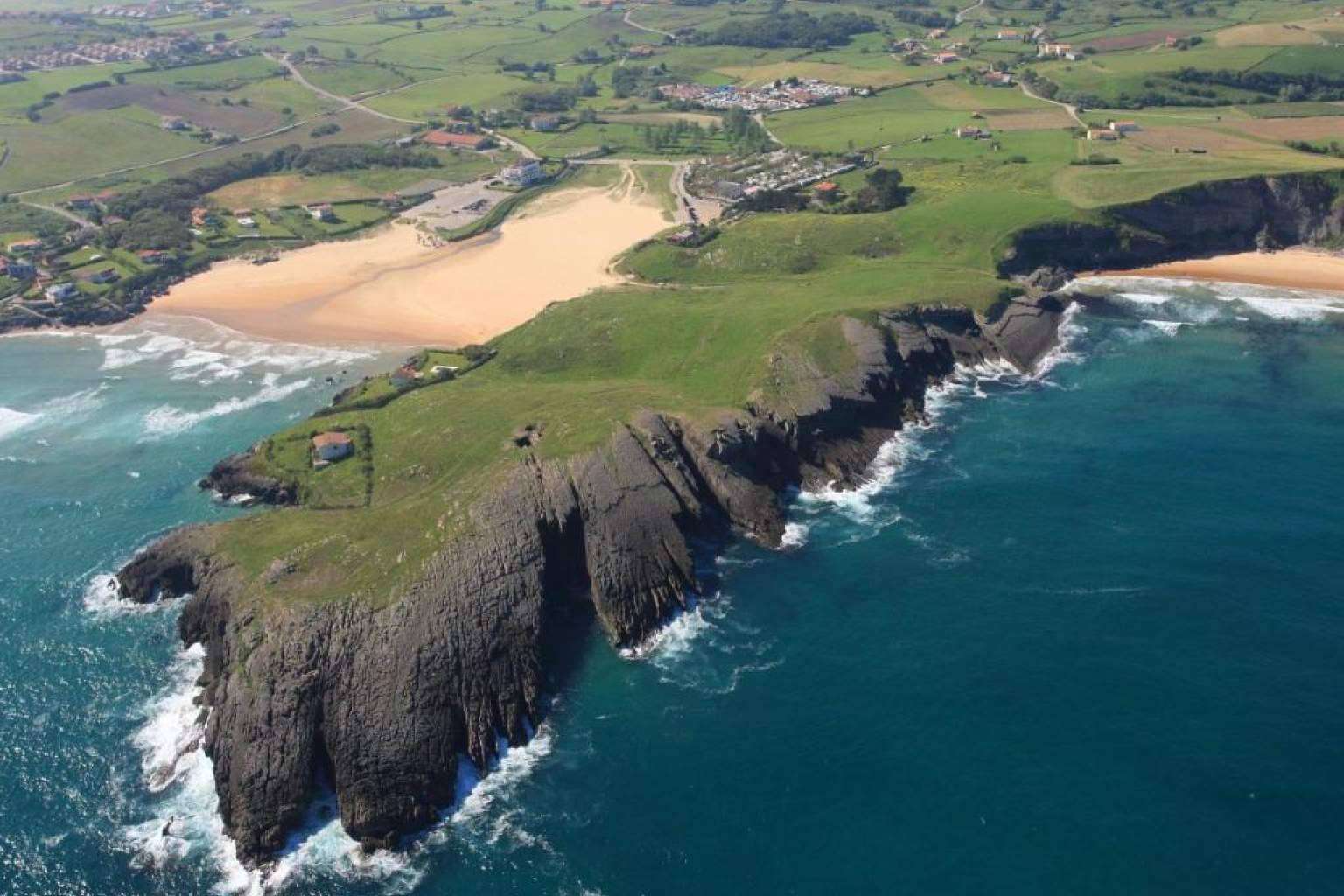 Campamento de surf en Cantabria único por su emplazamiento privilegiado para las vacaciones de verano