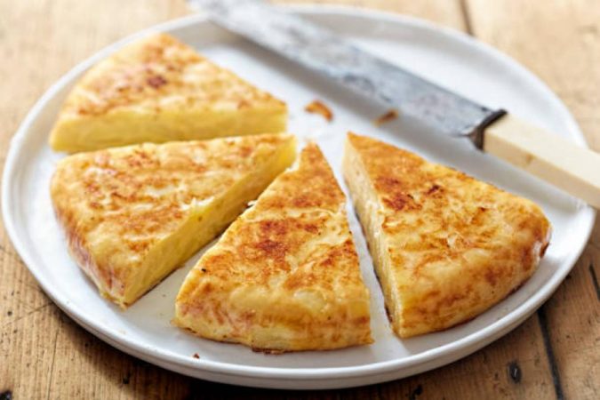 Tortilla de patatas: como conservarla para que no se estropee si la llevas a la playa