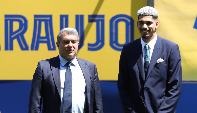 Joan Laporta, presidente del FC Barcelona, y Ronald Araujo