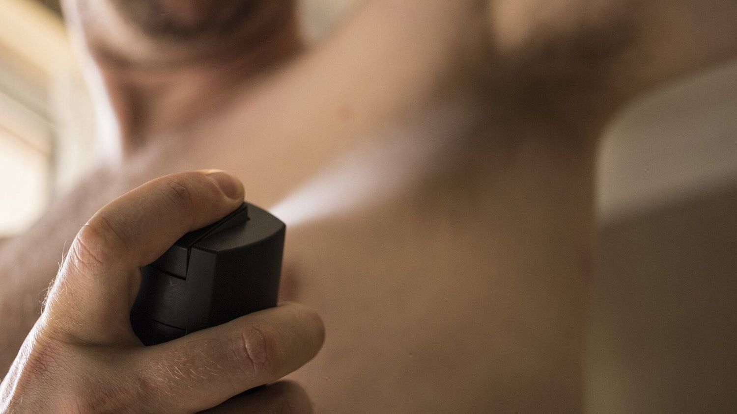 El truco para eliminar las manchas de desodorante de la ropa