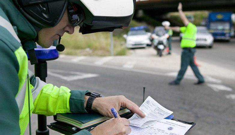 La multa a la que te enfrentas por tener el carnet de conducir caducado