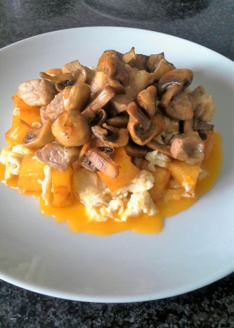 Huevos rotos con champiñones o cómo gozar en cinco minutos