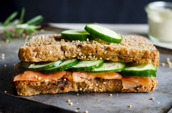 sandwich de salmon ahumado y pepino listo para servir Merca2.es